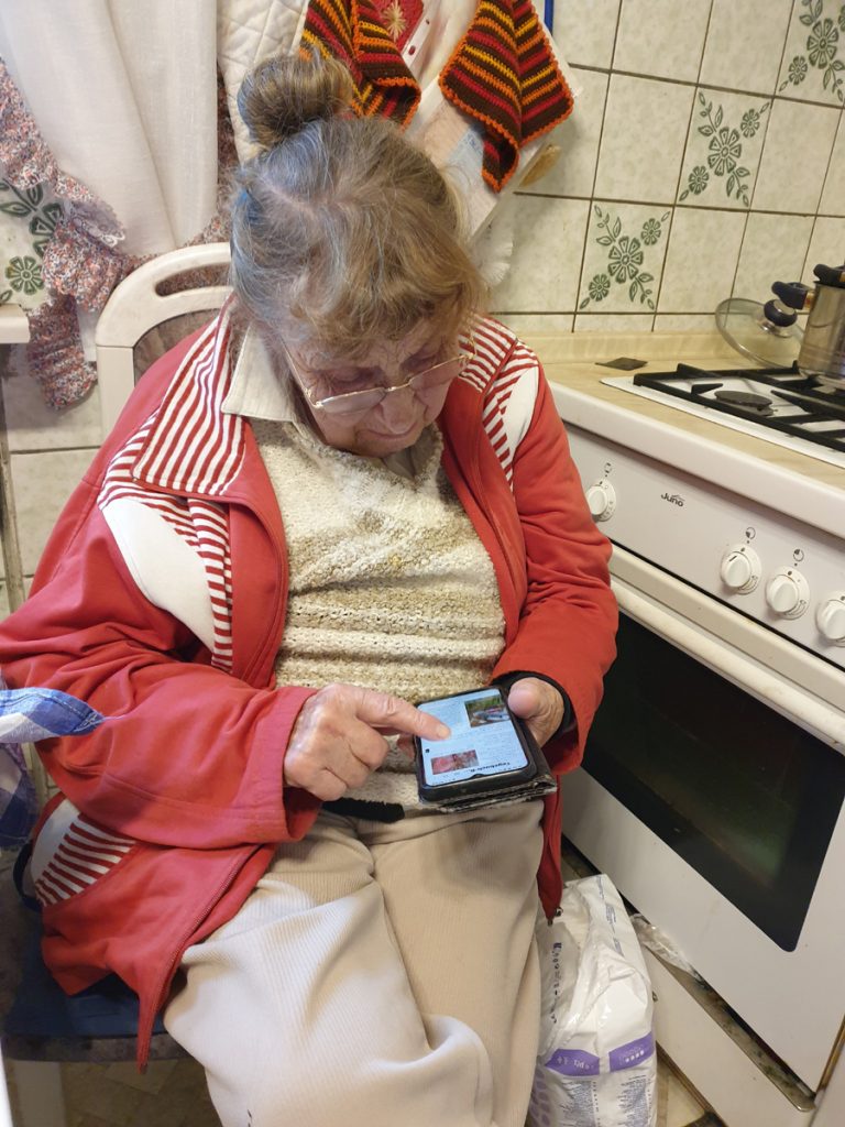 Dieses Bild hat ein leeres Alt-Attribut. Der Dateiname ist ruthi-korrigiert-am-Handy-web-3-768x1024.jpg